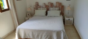 3 bedrooms, iron/ironing board, free WiFi, bed sheets - Beautiful house with pool, sea and mountain views (Goyave)