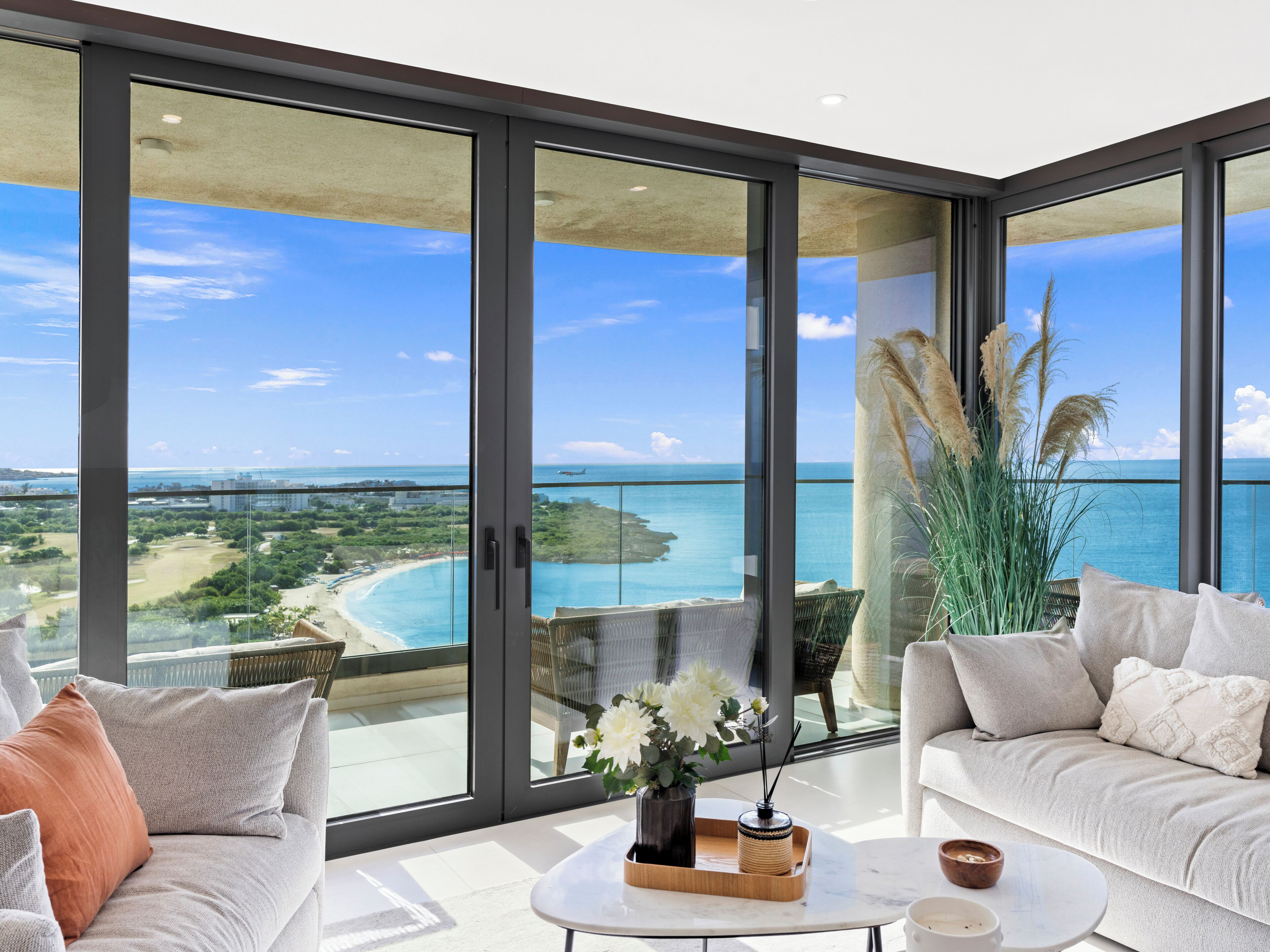 Leilighet – deluxe, 3 soverom, balkong, strandutsikt | Oppholdsområde | Smart-TV