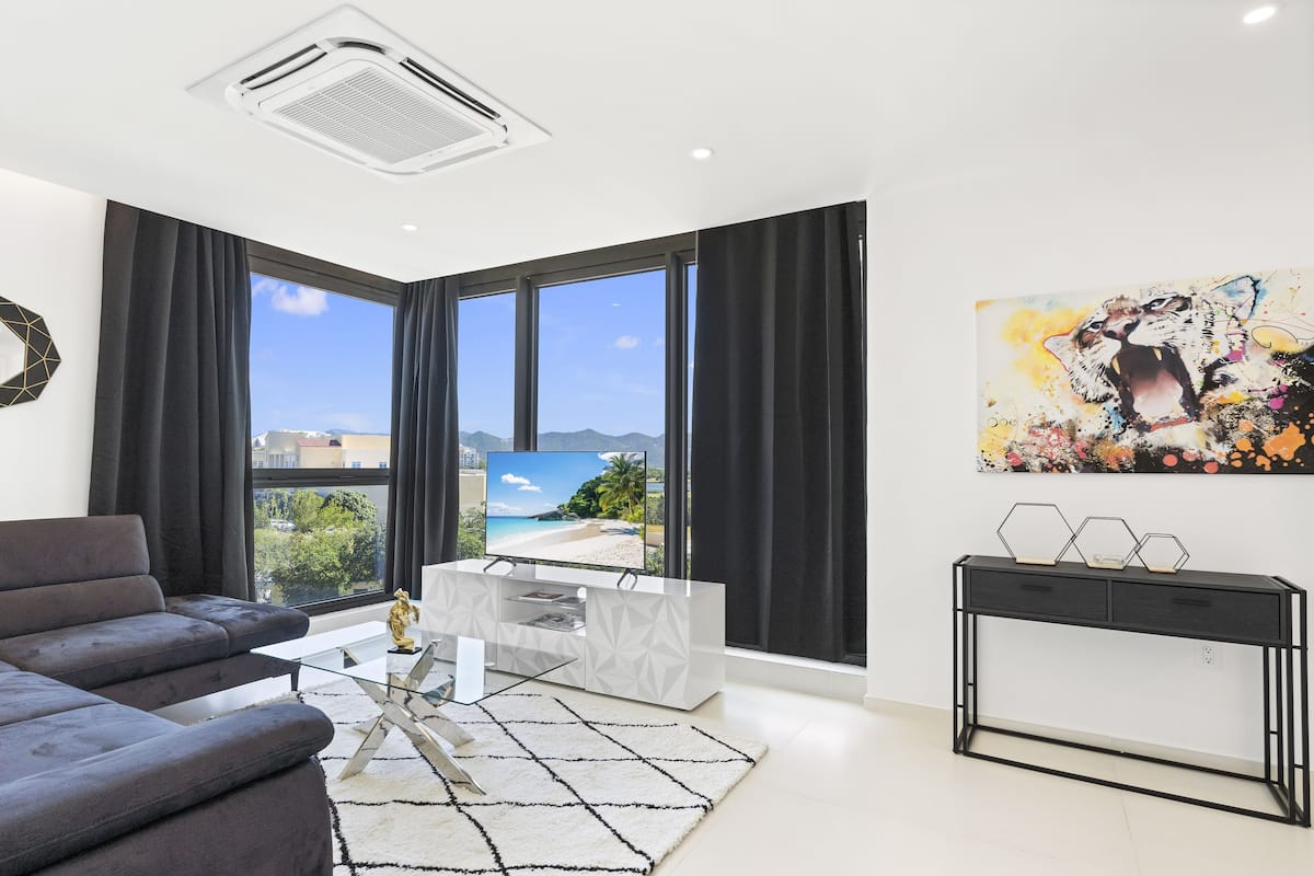 Business Condo, Golf View | Living area | Smart TV
