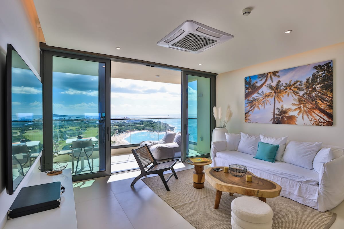 Luxury Apartment, Balcony, Beach View | Living area | Smart TV