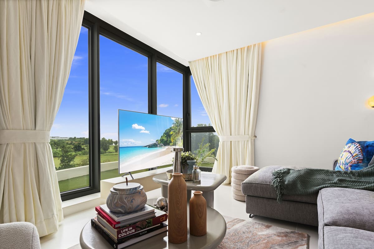 Apartamento Confort, 1 habitación, vistas a la piscina | Zona de estar | Una Smart TV