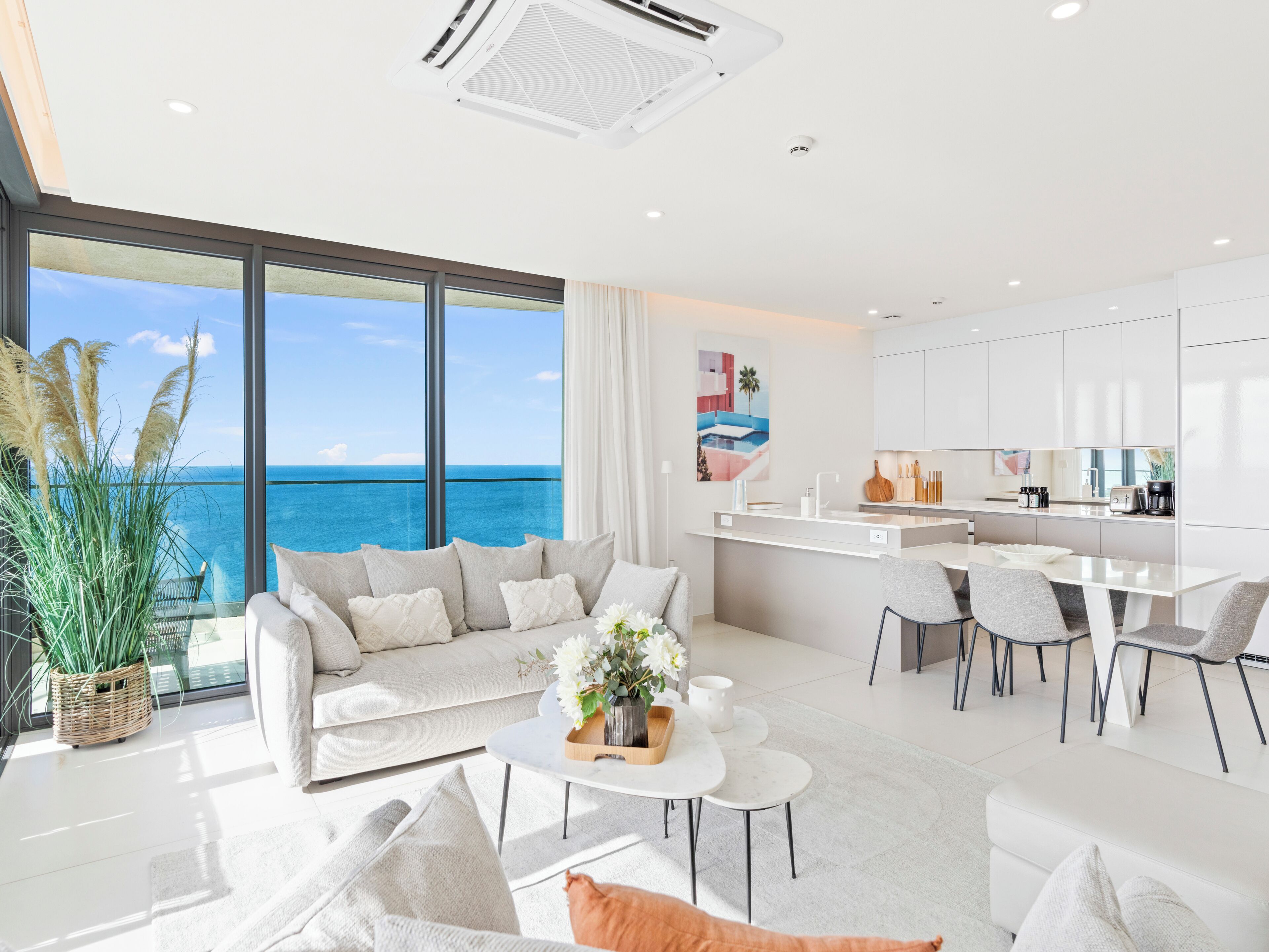 Appartement Deluxe, 3 chambres, balcon, vue plage | Coin séjour | TV connectée