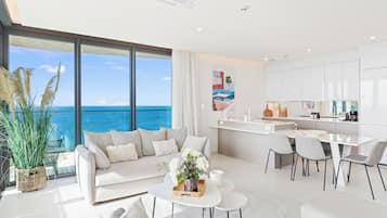 Appartement Deluxe, 3 chambres, balcon, vue plage | Coin séjour | TV connectée
