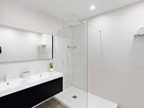 Departamento de lujo, 3 habitaciones, balcón, vista a la playa | Baño | Regadera, regadera tipo lluvia, amenidades de baño gratuitas 
