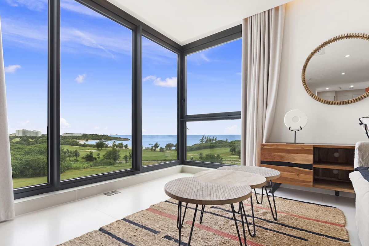 Deluxe Condo, 1 Bedroom, Sea View | Living area | Smart TV