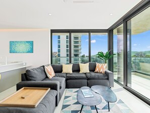 Apartemen Deluks, 1 kamar tidur, pemandangan pantai, di pinggir kolam renang | Area keluarga | Smart TV