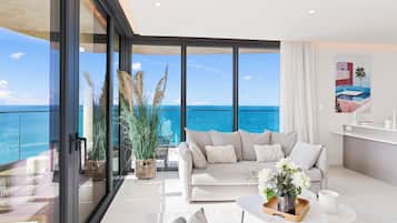 Deluxe appartement, 3 slaapkamers, balkon, uitzicht op strand | Woonruimte | Een smart-tv