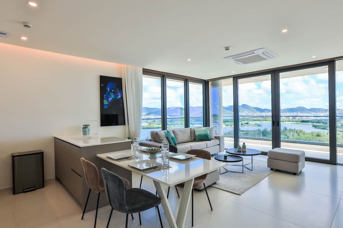 Luxury Condo, 2 Bedrooms, Balcony, Beach View | Living area | Smart TV