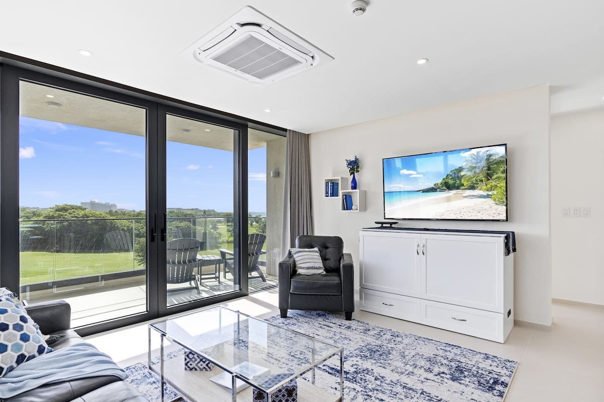 Panoramic Apartment, 1 King Bed, Balcony, Beach View | Living room | Smart TV