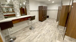 Ein modernes Badezimmer mit Spiegel, Waschtisch und Holzschrank.
