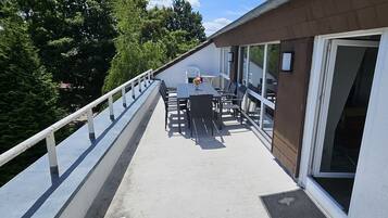 Appartement Ăconomique, salle de bains privĂ©e (Dachgeschoss) | Vue depuis le balcon