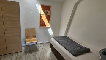 Appartement Ăconomique, salle de bains privĂ©e (Dachgeschoss)