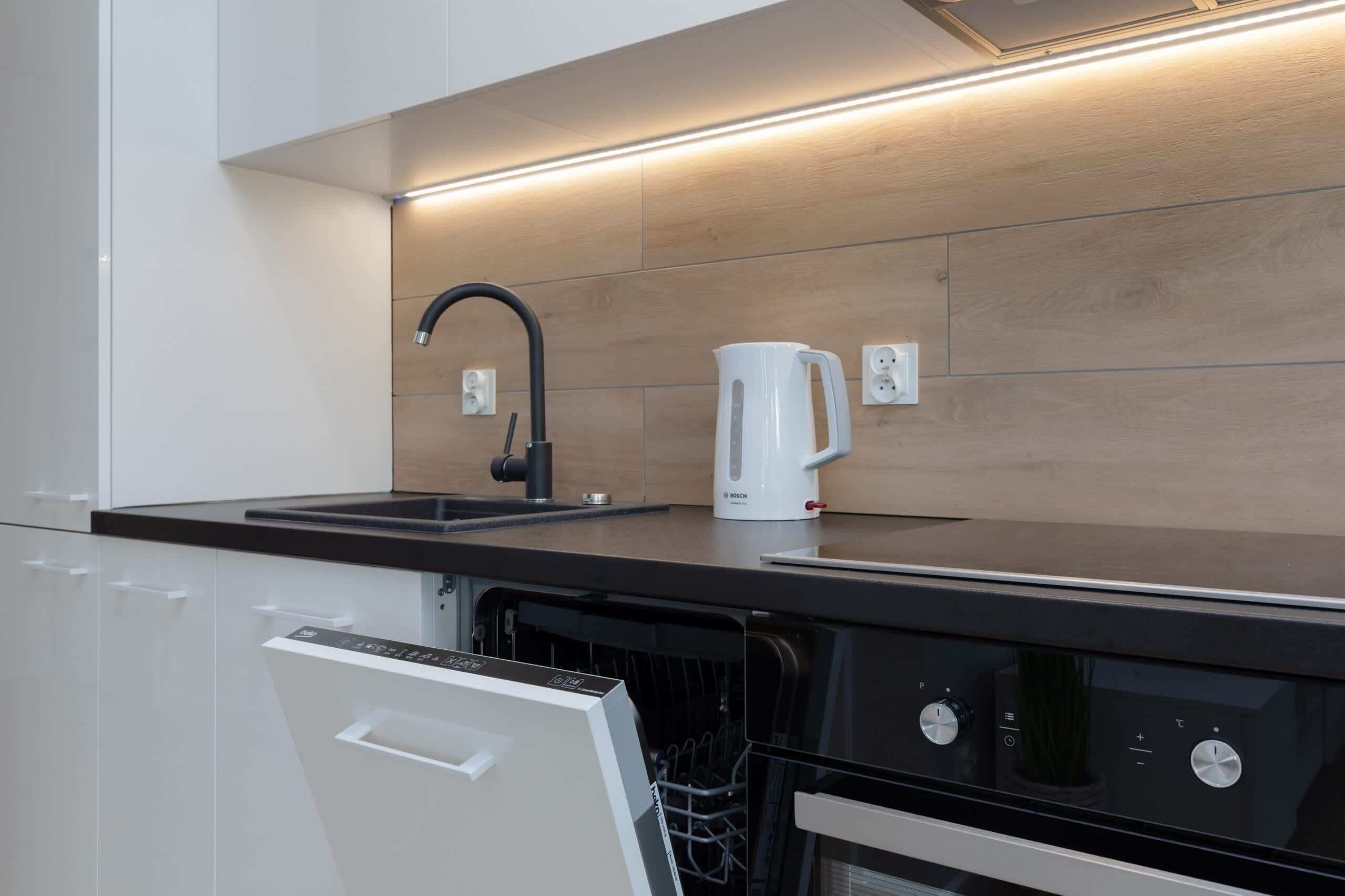 Refrigerador, horno, placa de cocina, lavavajillas