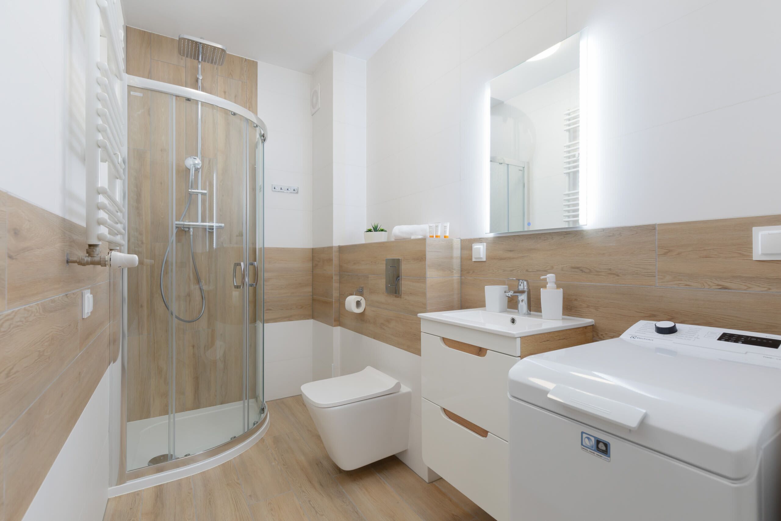 Dusche, Haartrockner, Handtücher, Shampoo