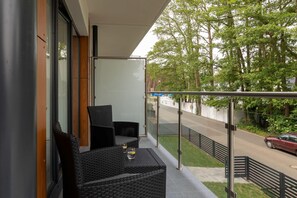 Terrace/patio - Modern Apartment with Balcony | Spa, Fitness, Close to the Beach (Międzywodzie)