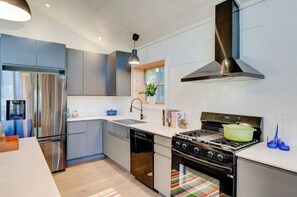 冰箱、微波炉、厨具/餐具、餐桌