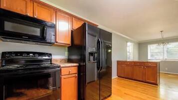 Een koelkast, een magnetron, een oven, een kookplaat