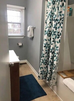 وحدات دش مع أحواض استحمام، مجففات شعر، مناشف، صابون