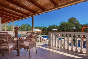 Outdoor dining - Villa Agrilia - Three Bedroom Villa, Sleeps 8 (Koridallos)