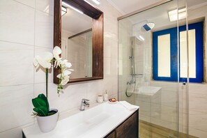 Sèche-cheveux, serviettes fournies