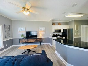 TV - Cute, stylish and comfy condo in the center of MB (Myrtle Beach)