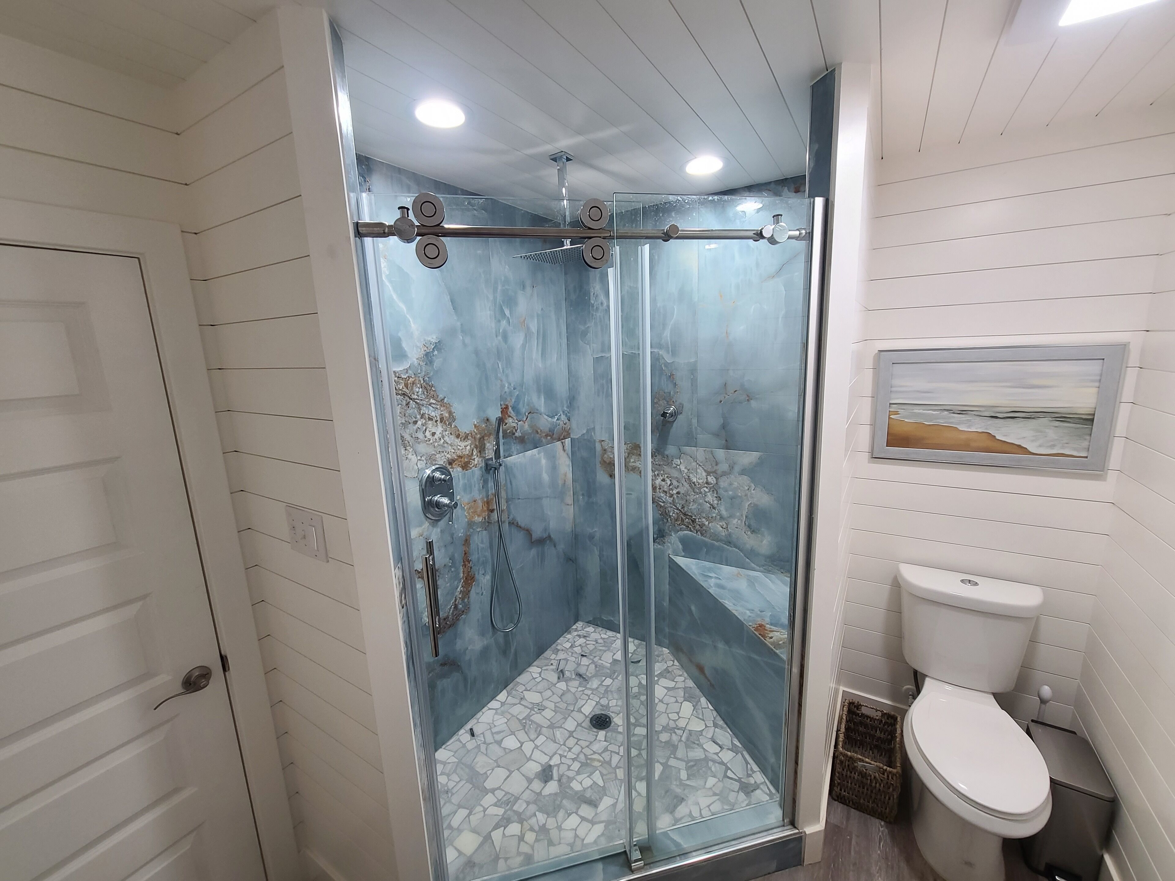 Combined shower/bathtub, hair dryer, towels, soap