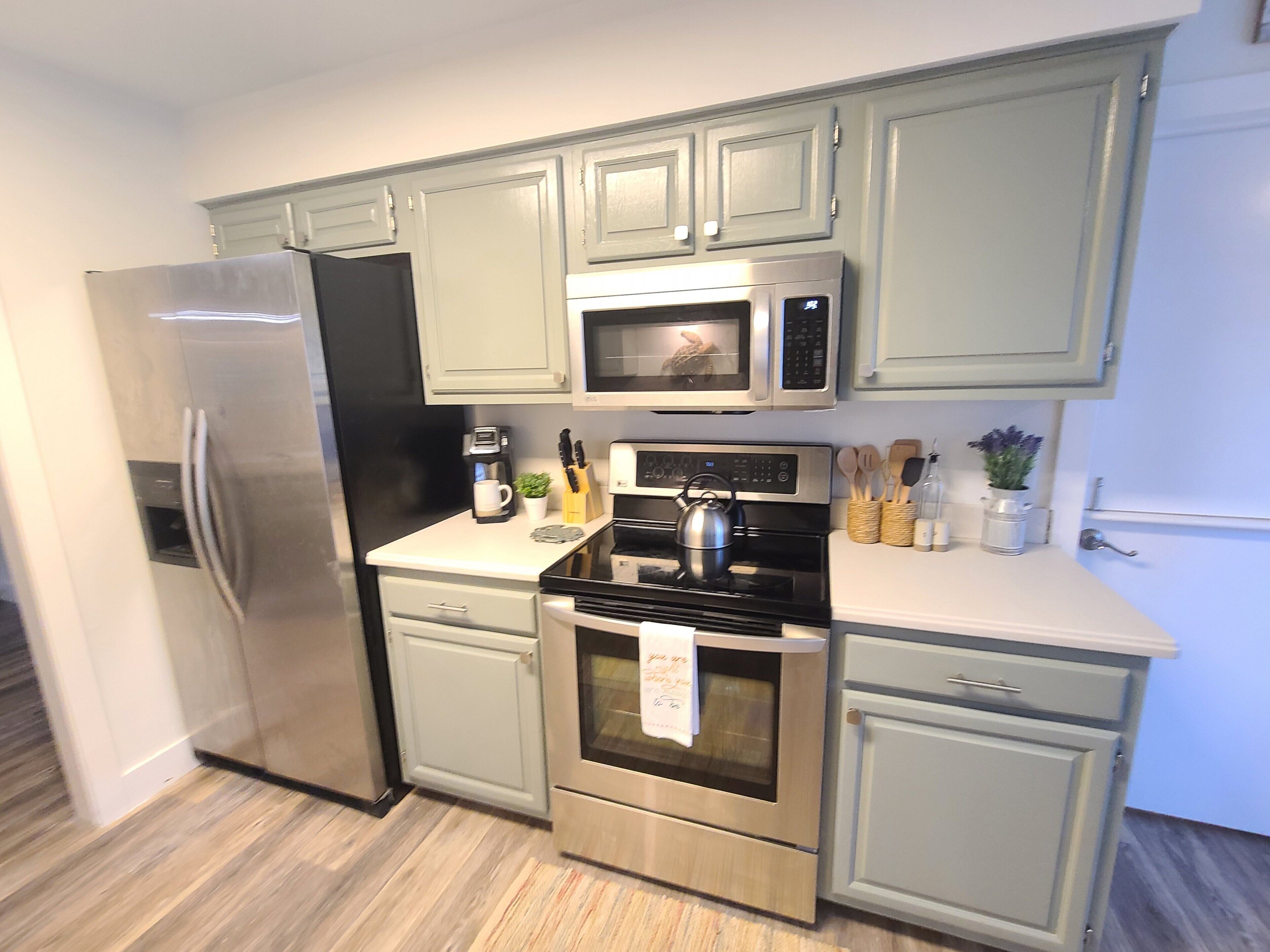 Kjøleskap, mikrobølgeovn, ovn og kokeplater