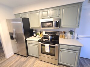 Kylskåp, mikrovågsugn, ugn och spishäll