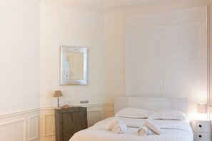 4 soverom, strykejern/-brett, internettilgang og sengetøy