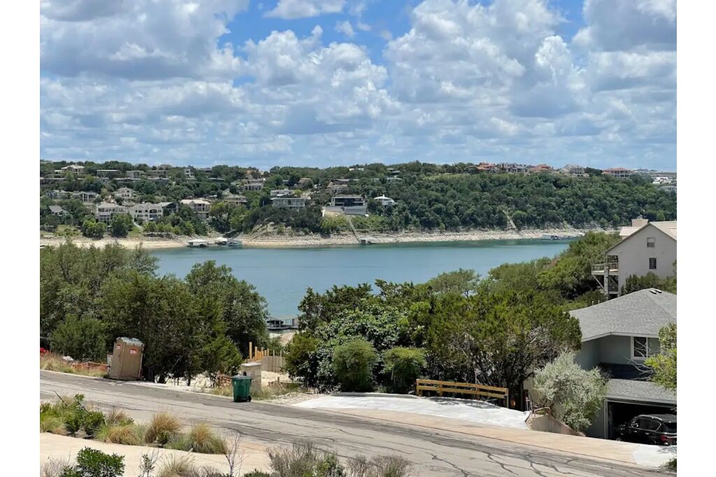 Lakeview Bungalow-Access to Lake, Pool, Gym, &Park