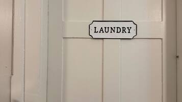 Une porte blanche avec une pancarte indiquant « LAUNDRY ».
