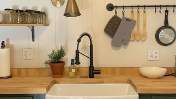 Combined shower/bathtub, eco-friendly toiletries, hair dryer, towels
