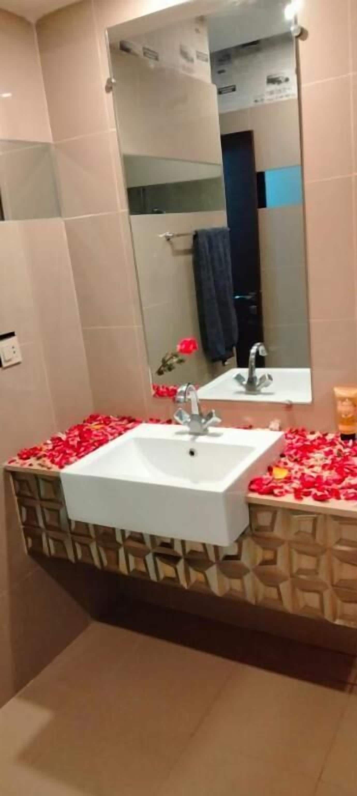 deluxe double room | bathroom | shower, free toiletries, towels