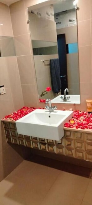 华丽双人房 | 浴室 | 淋浴设施、免费洗浴用品、拖鞋、毛巾