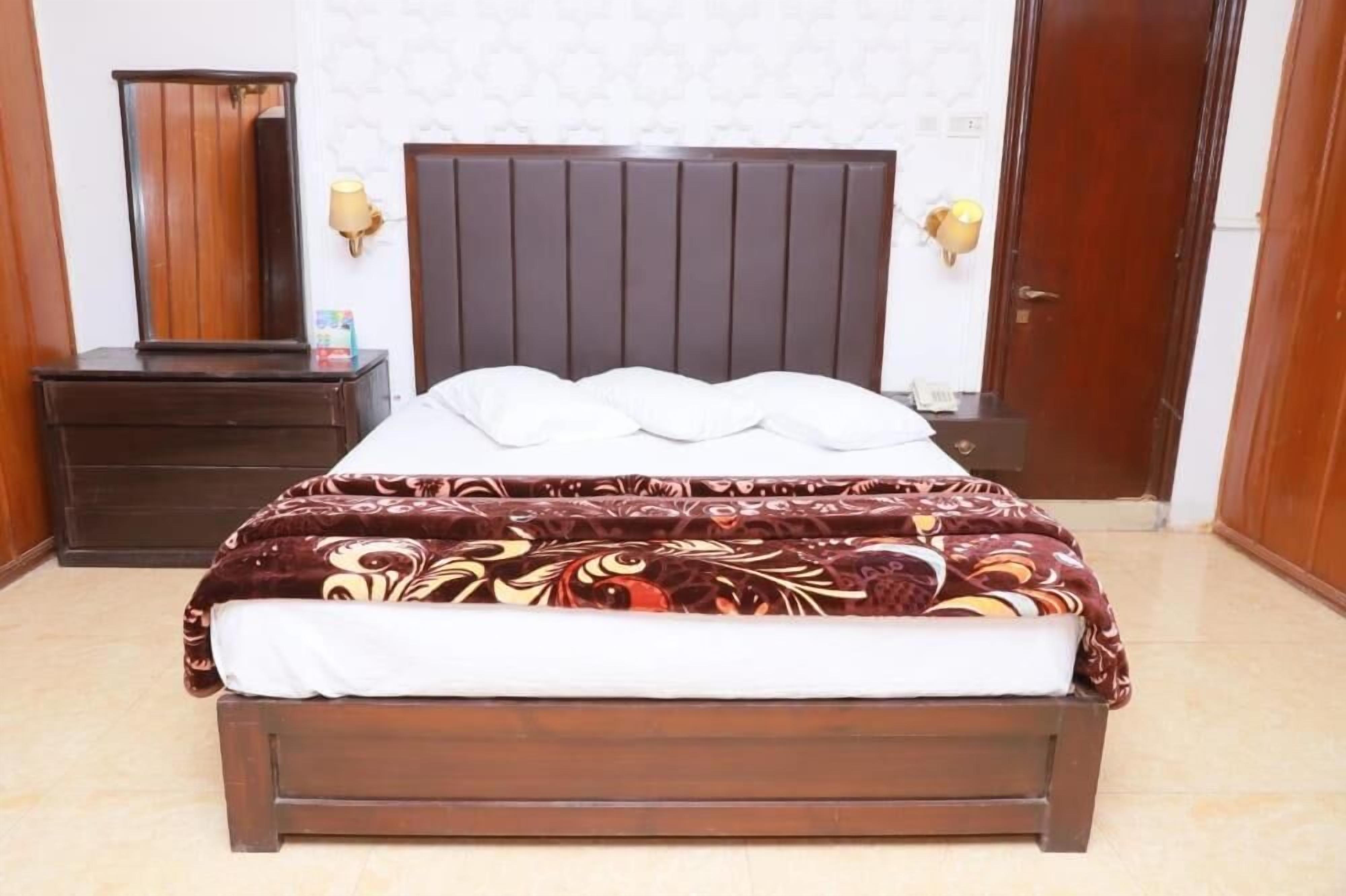 deluxe double room | free wifi, bed sheets