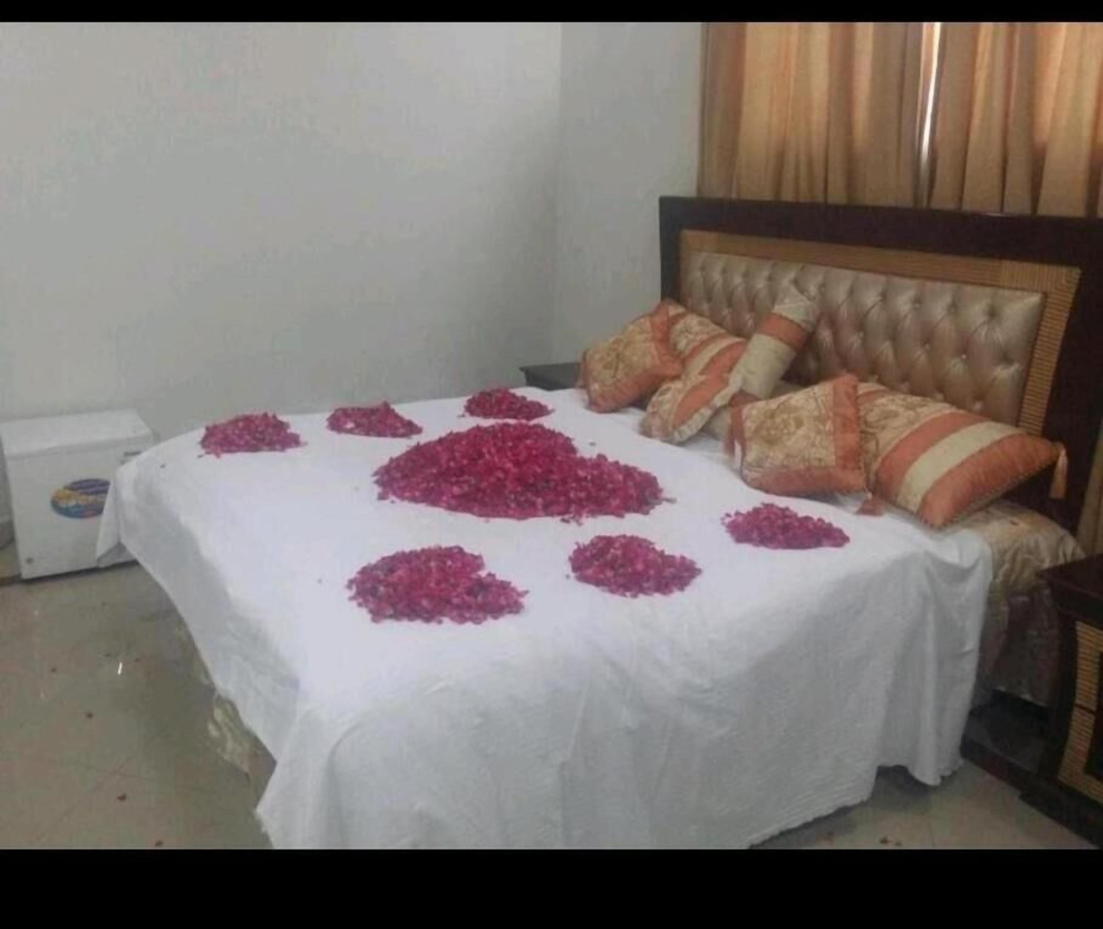 deluxe double room | free wifi, bed sheets