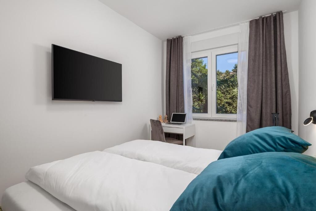 4 bedrooms, desk, iron/ironing board, WiFi
