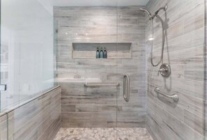 Dusche, Haartrockner, Handtücher, Shampoo