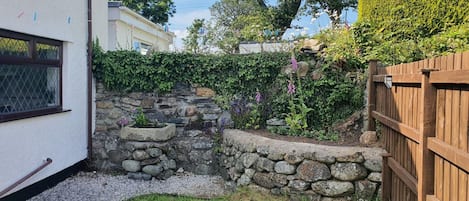 Comfort Cottage, Private Bathroom (Green Cottage) | Garden