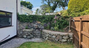 Comfort Cottage, Private Bathroom (Green Cottage) | Garden - Green Cottage (Bangor)