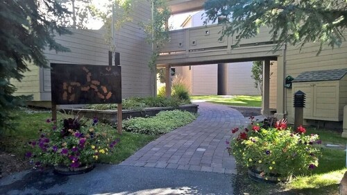 Bonne Vie Condo with Elkhorn Amenity Passes!