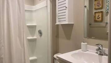 Kombination af bruser/badekar, hårtørrer, håndklæder, Sæbe