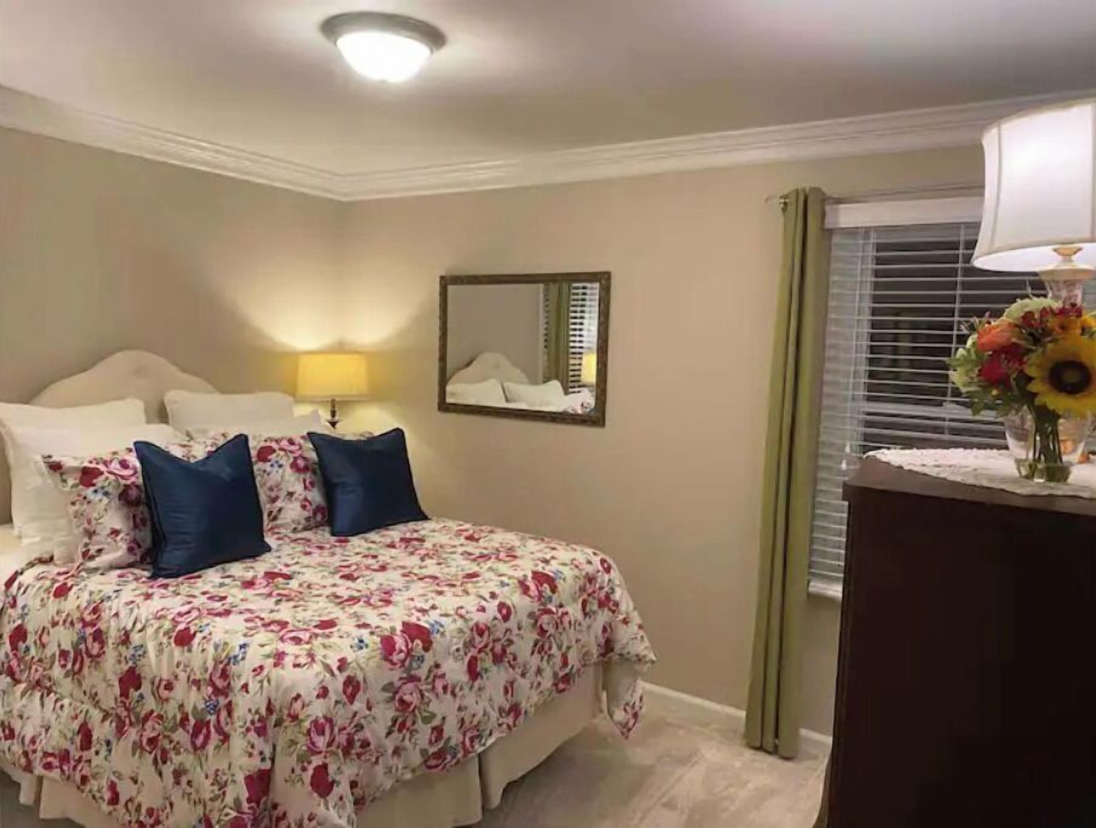 3 dormitorios, tabla de planchar con plancha, cuna de viaje