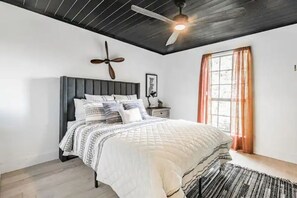 5 Schlafzimmer, Zimmersafe, Schreibtisch, Bügeleisen/Bügelbrett