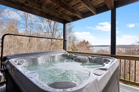 Ulkoporeallas. Incredible view of Beaver Lake from the private hot tub
