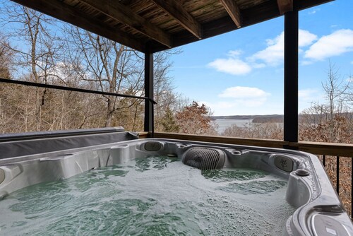 Incredible view of Beaver Lake from the private hot tub