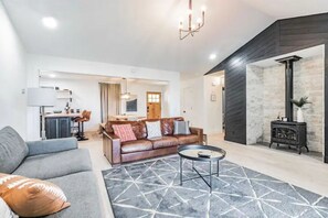 Una Smart TV, una chimenea, videojuegos, una biblioteca de música