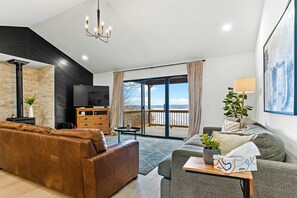 Smart TV, fireplace, video games, music library - Incredible view of Beaver Lake from the private hot tub (Garfield)