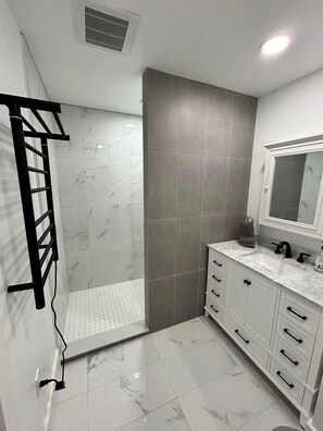 Ensemble baignoire-douche, serviettes fournies, papier de toilette