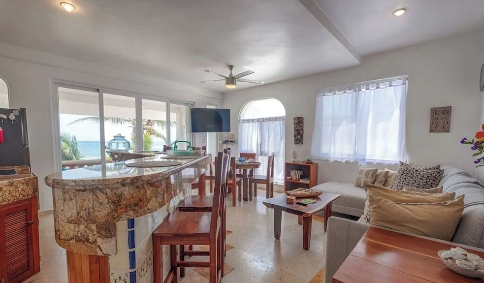 Beachfront Paradise / Sleeps 5 / Starlink + Pool Share Save - Akumal